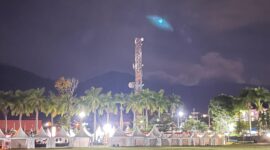 
Lapangan luas dengan langit biru cerah yang menggambarkan kebebasan dan keharmonisan alam, selaras dengan makna pepatah “Di mana bumi dipijak, di situ langit dijunjung.”
