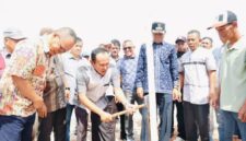 Wawako Azhar Hamzah bersama Lembaga Adat Enam Luhah memasang tonggak pertama pembangunan Pasar Sungai Penuh.