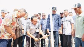 Wawako Azhar Hamzah bersama Lembaga Adat Enam Luhah memasang tonggak pertama pembangunan Pasar Sungai Penuh.