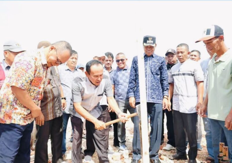 Wawako Azhar Hamzah bersama Lembaga Adat Enam Luhah memasang tonggak pertama pembangunan Pasar Sungai Penuh.