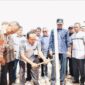 Wawako Azhar Hamzah bersama Lembaga Adat Enam Luhah memasang tonggak pertama pembangunan Pasar Sungai Penuh.
