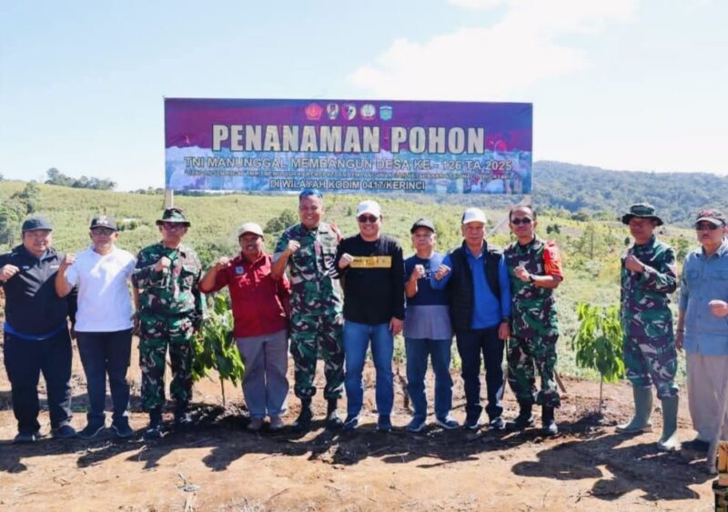 Wali Kota Sungai Penuh, Alfin, SH, bersama Kodim 0417/Kerinci saat goro akbar di kawasan TPST RKE.
