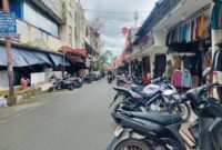 Petugas Dishub Kota Sungai Penuh memberi arahan kepada relawan parkir agar tertib dan sesuai aturan.