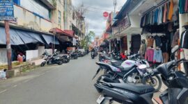 Petugas Dishub Kota Sungai Penuh memberi arahan kepada relawan parkir agar tertib dan sesuai aturan.