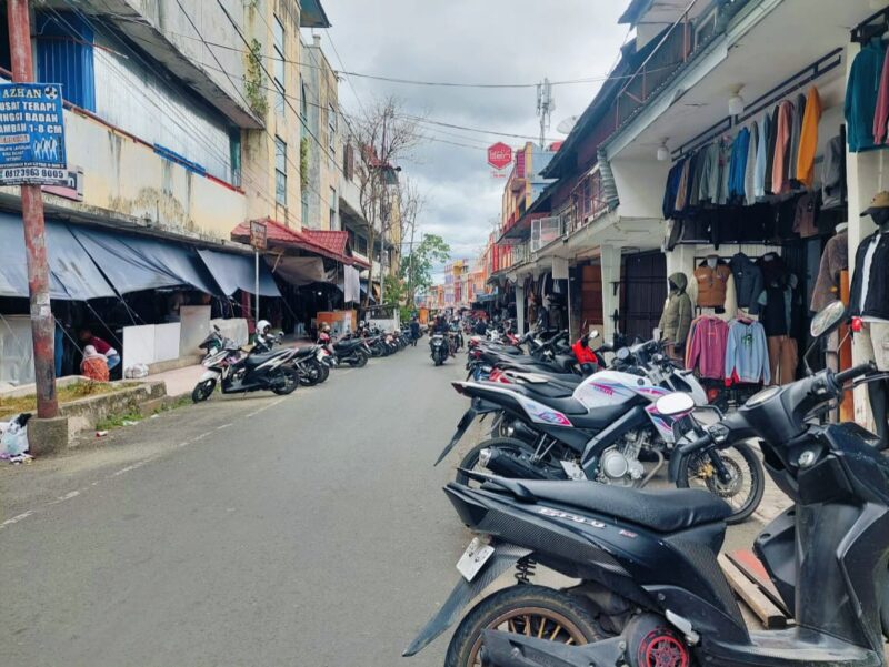 Petugas Dishub Kota Sungai Penuh memberi arahan kepada relawan parkir agar tertib dan sesuai aturan.