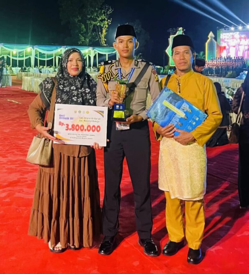 Ilham Aldiansyah, siswa SPN Jambi utusan Tanjung Jabung Timur, berfoto bersama orang tua usai menerima trofi dan hadiah sebagai Qori Juara 3 cabang Qiraat Murottal Remaja Putra pada MTQ ke-54 Tingkat Provinsi Jambi Tahun 2025 di Lapangan Bukit Baling, Muaro Jambi