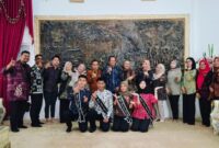 Wawako Azhar Hamzah saat melepas peserta Bujang Gadis Kota Sungai Penuh menuju ajang tingkat Provinsi Jambi.