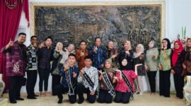 Wawako Azhar Hamzah saat melepas peserta Bujang Gadis Kota Sungai Penuh menuju ajang tingkat Provinsi Jambi.