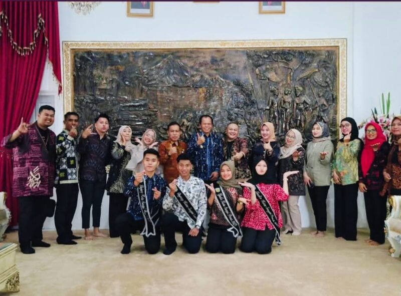 Wawako Azhar Hamzah saat melepas peserta Bujang Gadis Kota Sungai Penuh menuju ajang tingkat Provinsi Jambi.