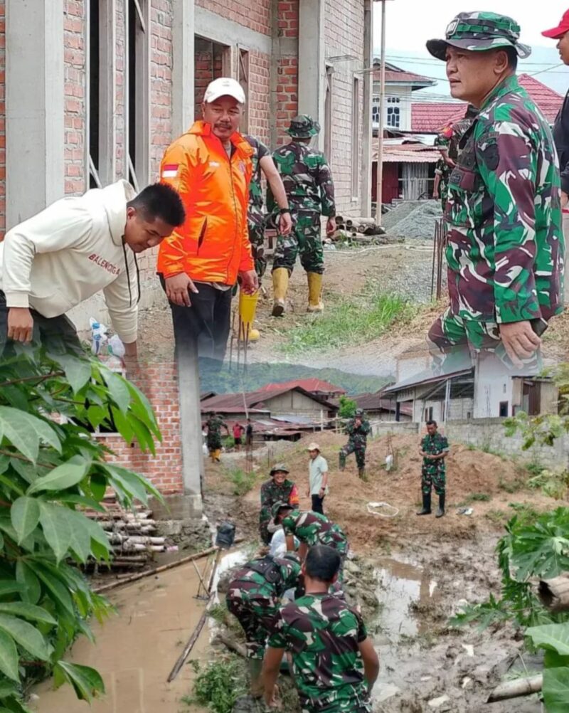 Personel TNI-AD Koramil 417-03/Air Hangat bersama warga Desa Baru Kubang bergotong royong membangun tanggul darurat menggunakan karung pasir untuk menahan luapan Sungai Batang Merao, Jumat (28/11/2025).