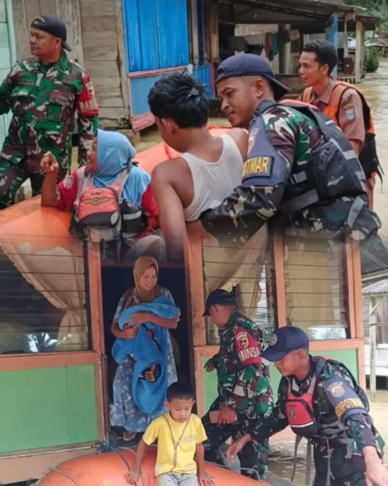 Personel TNI membantu mengevakuasi warga, termasuk anak-anak dan ibu membawa bayi, menggunakan perahu karet di wilayah yang terdampak banjir.
