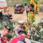 Personel Polres Kerinci bersama tim gabungan melakukan pembersihan material longsor dan pohon tumbang di jalur lintas antar provinsi Sumbar–Jambi,