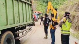 Petugas kepolisian bersama tim teknis mengatur lalu lintas dan memantau proses penanganan di lokasi rawan bencana pada jalur Sungai Penuh–Tapan.