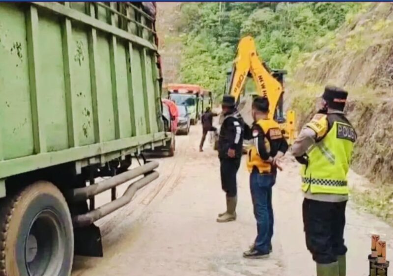 Petugas kepolisian bersama tim teknis mengatur lalu lintas dan memantau proses penanganan di lokasi rawan bencana pada jalur Sungai Penuh–Tapan.