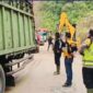 Petugas kepolisian bersama tim teknis mengatur lalu lintas dan memantau proses penanganan di lokasi rawan bencana pada jalur Sungai Penuh–Tapan.