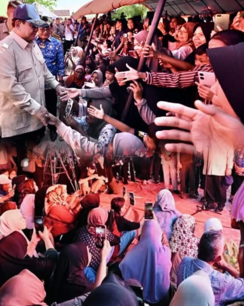 Presiden Prabowo meninjau tenda pengungsian dan berdialog dengan warga terdampak banjir di Padang Pariaman.

