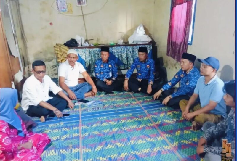 Wawako Sungai Penuh Azhar Hamzah bersama Sekda Alpian saat melayat korban tragedi wahana istana balon di Desa Pondok Tinggi.