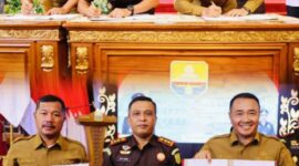 Wali Kota Sungai Penuh, Alfin SH, menandatangani MoU pidana kerja sosial bersama Kejati Jambi di Auditorium Gubernur Jambi.