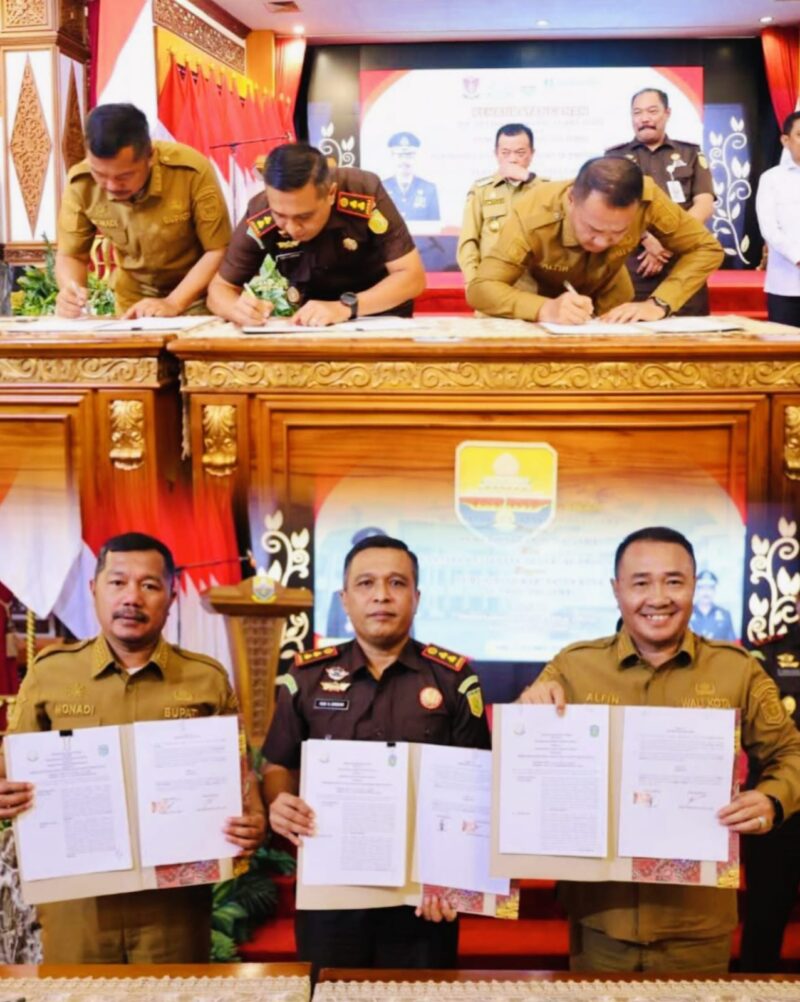 Wali Kota Sungai Penuh, Alfin SH, menandatangani MoU pidana kerja sosial bersama Kejati Jambi di Auditorium Gubernur Jambi.