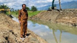 Wawako Azhar Hamzah meninjau progres normalisasi Sungai Batang Merao dan Sungai Bungkal sebagai upaya pengendalian banjir.