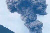 Semburan abu Gunung Marapi terlihat membumbung tinggi saat erupsi pada Selasa, 2 Desember 2025.