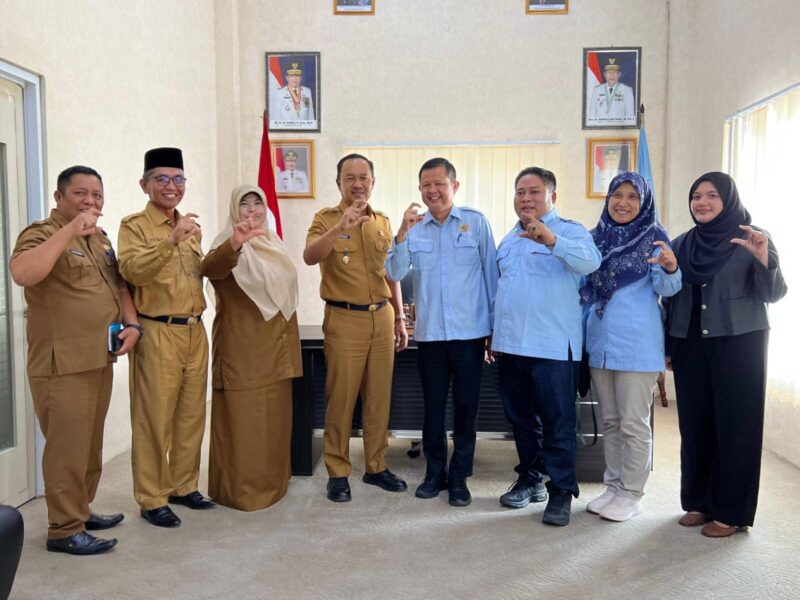 Wabup Kerinci H. Murison bersama jajaran Pemkab Kerinci dan tim Komisi Informasi Provinsi Jambi  usai pelaksanaan visitasi Monev Keterbukaan Informasi Publik Tahun 2025 di Bukit Tengah, Siu