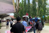 Massa SIGA Gorontalo saat menyampaikan aspirasi terkait polemik Kepala PKM Sipatana di halaman Dinas Kesehatan Kota Gorontalo.
