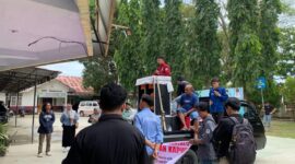 Massa SIGA Gorontalo saat menyampaikan aspirasi terkait polemik Kepala PKM Sipatana di halaman Dinas Kesehatan Kota Gorontalo.

