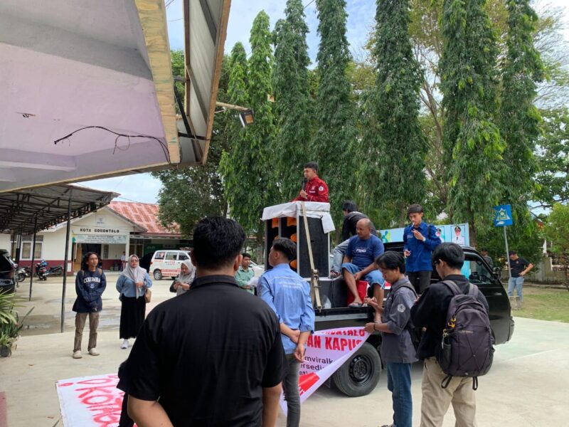 Massa SIGA Gorontalo saat menyampaikan aspirasi terkait polemik Kepala PKM Sipatana di halaman Dinas Kesehatan Kota Gorontalo.
