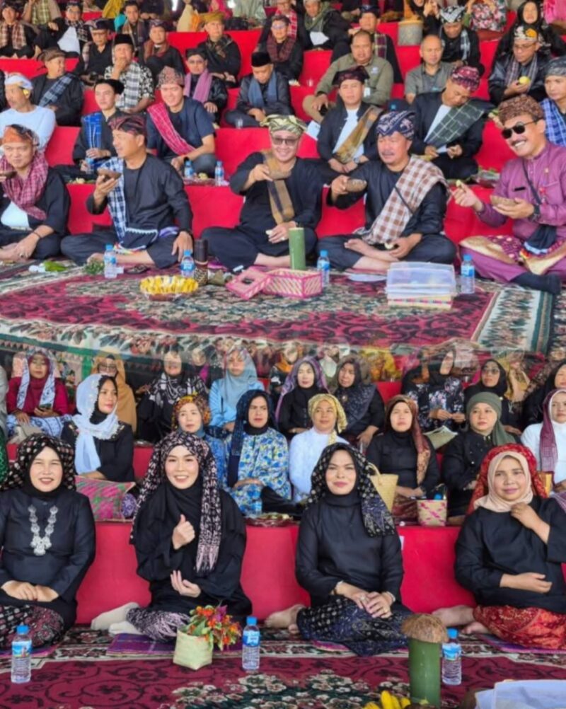 Wako Alfin menghadiri pembukaan Festival Budaya Kurintji 2025 di Dermaga Danau Kerinci.
