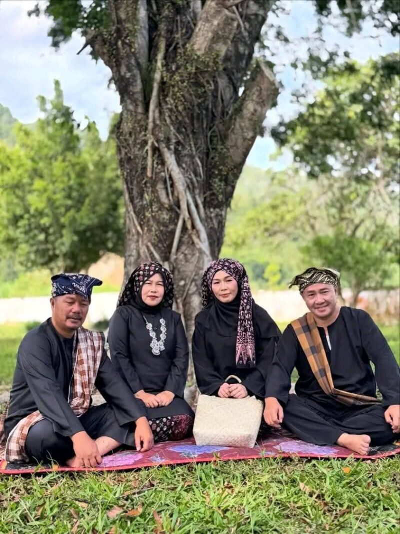Walikota Alfin dan Bupati Monadi hadir bersama dengan pakaian khas tempo dulu pada Festival Kerinci “Balik Kudahin”.
