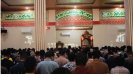 Jajaran Polda Lampung melaksanakan Shalat Gaib secara berjamaah di Masjid Al Ikhlas untuk mendoakan korban bencana di Sumbar, Sumut, dan Aceh.
