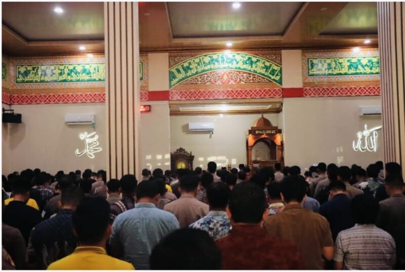 Jajaran Polda Lampung melaksanakan Shalat Gaib secara berjamaah di Masjid Al Ikhlas untuk mendoakan korban bencana di Sumbar, Sumut, dan Aceh.
