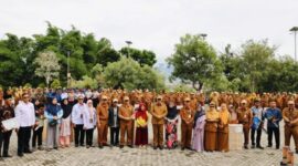 Wali Kota Sungai Penuh Alfin SH bersama seluruh penerima bantuan dan penghargaan di Lapangan Kantor Wali Kota Sungai Penuh,