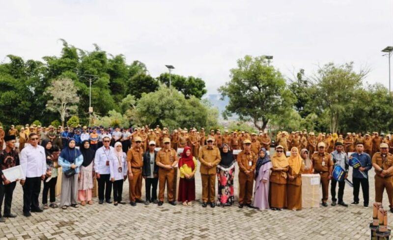 Wali Kota Sungai Penuh Alfin SH bersama seluruh penerima bantuan dan penghargaan di Lapangan Kantor Wali Kota Sungai Penuh,