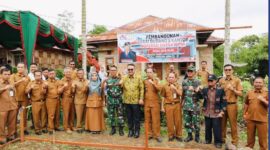 Wali Kota Sungai Penuh Alfin, SH bersama Wakil Wali Kota Azhar Hamzah saat meletakkan batu pertama pembangunan Koperasi Desa Merah Putih di Desa Aur Duri, Kecamatan Pondok Tinggi.