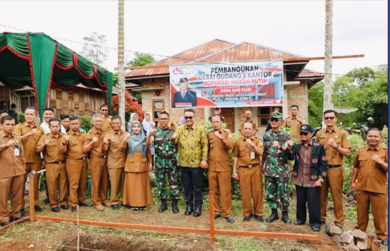 Wali Kota Sungai Penuh Alfin, SH bersama Wakil Wali Kota Azhar Hamzah saat meletakkan batu pertama pembangunan Koperasi Desa Merah Putih di Desa Aur Duri, Kecamatan Pondok Tinggi.