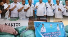 Wali Kota Sungai Penuh, Alfin, bersama Wakil Wali Kota Azhar Hamzah meninjau lokasi pengumpulan donasi sebelum bantuan disalurkan kepada korban banjir bandang dan longsor.