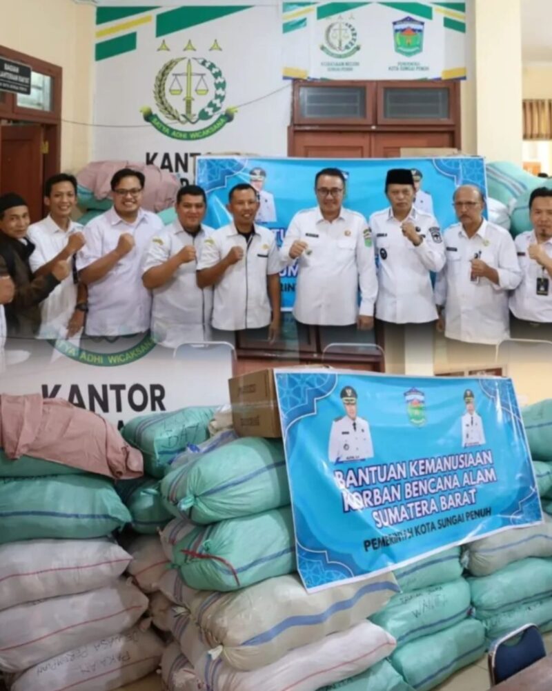 Wali Kota Sungai Penuh, Alfin, bersama Wakil Wali Kota Azhar Hamzah meninjau lokasi pengumpulan donasi sebelum bantuan disalurkan kepada korban banjir bandang dan longsor.