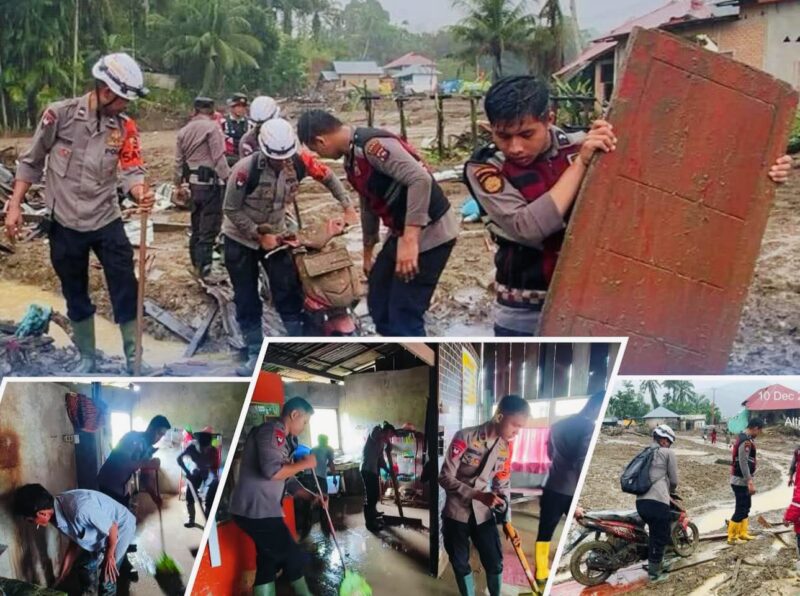 Personel Korbrimob saat pembersihan material banjir di Koto Gadang, Agam
