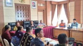 Wakil Walikota Sungai Penuh, Azhar Hamzah, menghadiri Rapat Koordinasi Nasional Nataru 2026 secara virtual di ruang Pola Kantor Walikota Sungai Penuh pada Kamis (11/12).