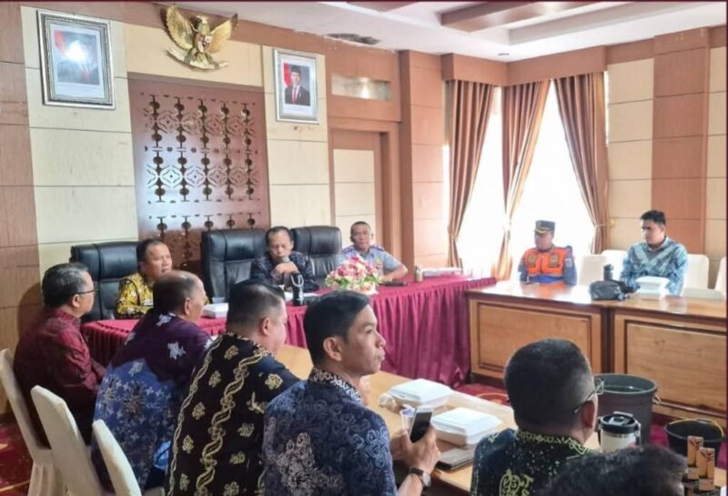 Wakil Walikota Sungai Penuh, Azhar Hamzah, menghadiri Rapat Koordinasi Nasional Nataru 2026 secara virtual di ruang Pola Kantor Walikota Sungai Penuh pada Kamis (11/12).