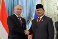 Presiden Prabowo Subianto berjabat tangan dengan Presiden Rusia Vladimir Putin di Istana Kremlin, Moskow, sebelum membahas kerja sama Indonesia–Rusia dan dukungan penanganan banjir di Sumatra.