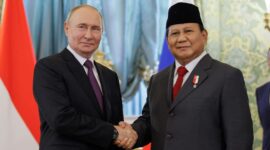 Presiden Prabowo Subianto berjabat tangan dengan Presiden Rusia Vladimir Putin di Istana Kremlin, Moskow, sebelum membahas kerja sama Indonesia–Rusia dan dukungan penanganan banjir di Sumatra.
