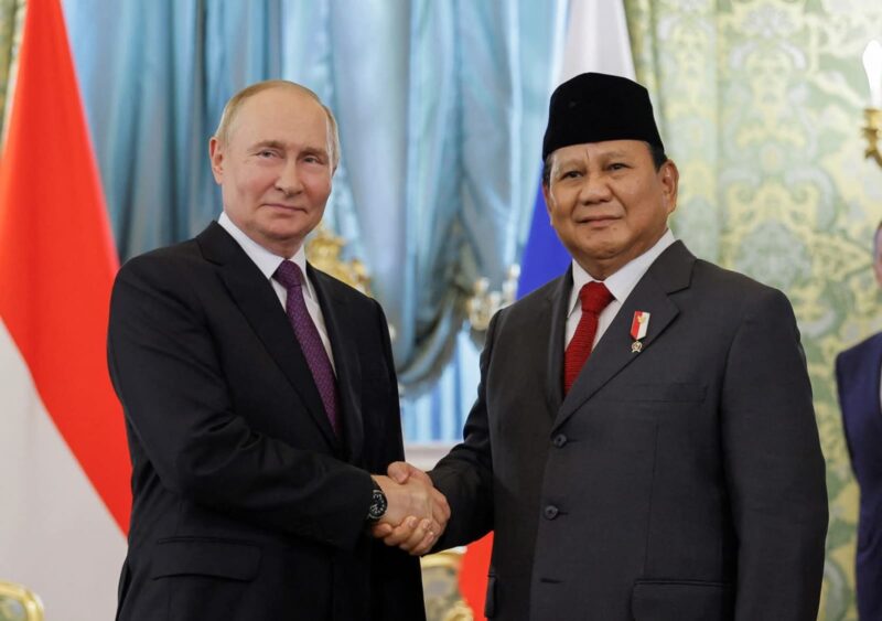 Presiden Prabowo Subianto berjabat tangan dengan Presiden Rusia Vladimir Putin di Istana Kremlin, Moskow, sebelum membahas kerja sama Indonesia–Rusia dan dukungan penanganan banjir di Sumatra.