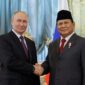 Presiden Prabowo Subianto berjabat tangan dengan Presiden Rusia Vladimir Putin di Istana Kremlin, Moskow, sebelum membahas kerja sama Indonesia–Rusia dan dukungan penanganan banjir di Sumatra.