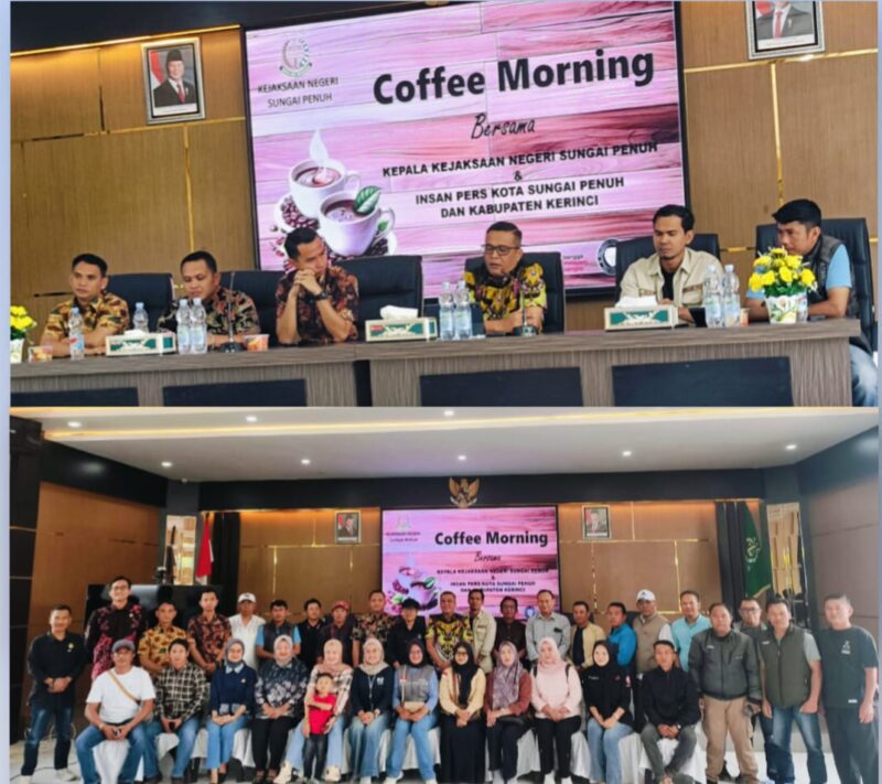 Kejari Sungai Penuh berinteraksi dengan awak media dalam kegiatan Coffee Morning untuk memperkuat sinergi dan transparansi informasi,