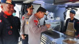 Kapolri Jenderal Pol. Listyo Sigit Prabowo saat mencicipi makanan di dapur umum Polri untuk memastikan kualitas sajian bagi para pengungsi banjir di Aceh Tamiang.
