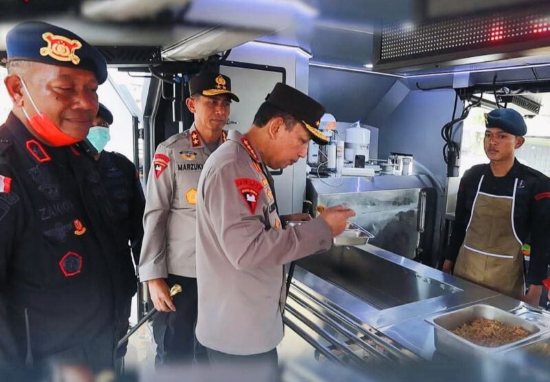 Kapolri Jenderal Pol. Listyo Sigit Prabowo saat mencicipi makanan di dapur umum Polri untuk memastikan kualitas sajian bagi para pengungsi banjir di Aceh Tamiang.
