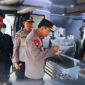 Kapolri Jenderal Pol. Listyo Sigit Prabowo saat mencicipi makanan di dapur umum Polri untuk memastikan kualitas sajian bagi para pengungsi banjir di Aceh Tamiang.
